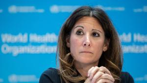 Masken tragen, mit Symptomen zu Hause bleiben, Räume gut lüften