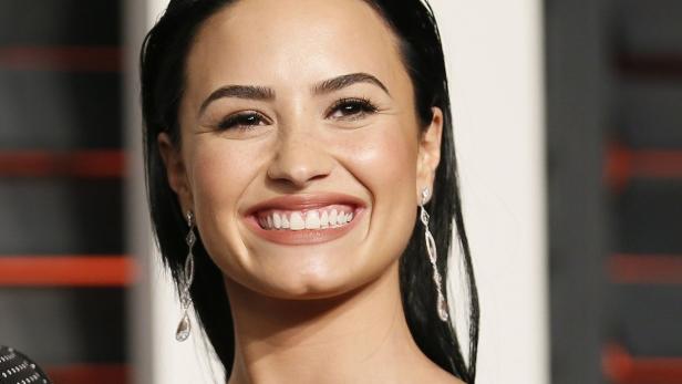 Außerdem gestand Lovato, dass sie auf der Tour nach einer Auseinandersetzung mit einer Tänzerin einen Nervenzusammenbruch erlitten hatte und während ihres Aufenthalts in der Klinik eine bipolare Störung diagnostiziert wurde.  