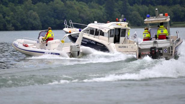 Ruderboot mit fünf Personen auf Donau in Linz gekentert