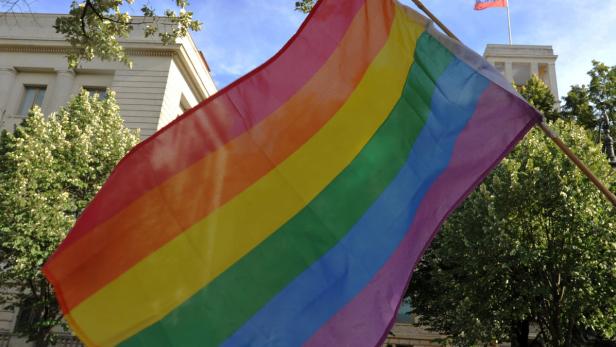 Die Regenbogenfahne ist ein Symbol der Homosexuellen-Szene.