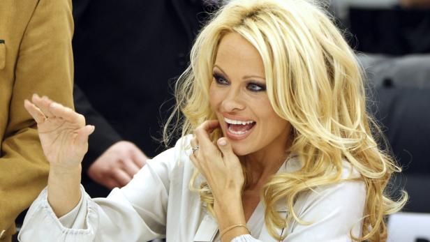 Dabei hatte sich Pamela Anderson ein ordentliches Mittagessen redlich verdient. Schrieb sie doch ab 13.00 Uhr fleißig Autogramme für ihre österreichischen Fans. Die amerikanische Schauspielerin weilte seit Sonntag ...