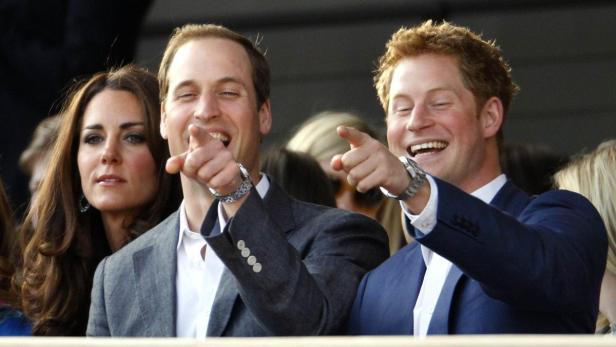 Neben der Queen war auch die junge Riege der Königsfamilie, darunter Prinz William und Kate sowie Prinz Harry, als Zuschauer anwesend.