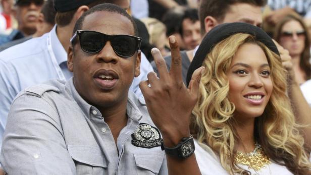 Überrascht waren daher die Fans der Sängerin, als sie Beyoncé am Silvesterabend mit ihrem Mann Jay-Z und ...