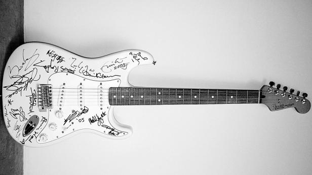 2005 wurde eine Fender Stratocaster-E-Gitarre zu Gunsten der Tsunamiopfer versteigert. Da sich auf der &quot;Reach Out To Asia&quot;-Stratocaster Ryan Adams, Jeff Beck, Ritchie Blackmore, Eric Clapton, Ray Davis, Liam Gallagher, David Gilmour, Tony Iommi, Mick Jagger, Mark Knopfler, Def Leppard, Brian May, Paul McCartney, Jimmy Page, Keith Richards, Sting, Pete Townsend, Ronnie Wood, Angus Young und Malcolm Young verewigt hatten, kam das Instrument für 2,7 Millionen Dollar unter den Hammer.