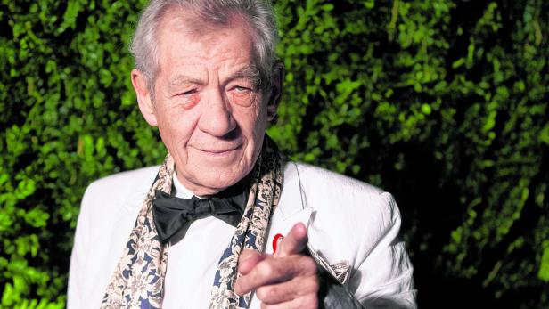 Auch "X-Men"–Star Ian McKellen (78) outete sich relativ spät im Jahr 1988 im Alter von 50. Seither tritt er öffentlich für die Rechte von Homosexuellen ein.