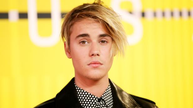 FILE PHOTO: Justin Bieber arrives at the 2015 MTV Video Music Awards in Los Angeles