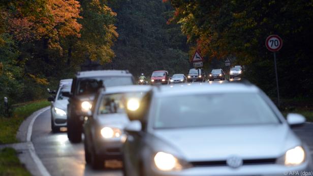 Autofahrer sollten im Herbst das Tagfahrlicht einschalten