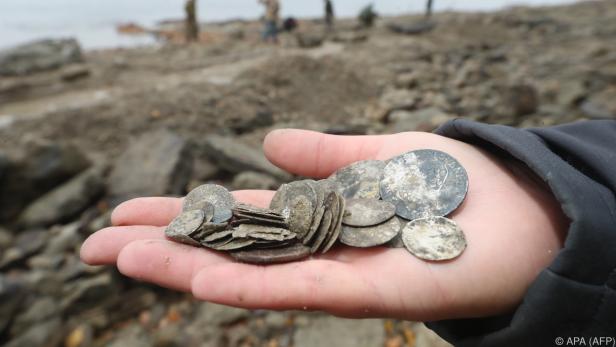 Archäologen fanden rund 2.000 Gold- und Silbermünzen