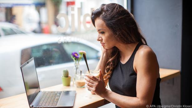 Vorsicht beim Surfen über öffentliches WLAN im Cafe