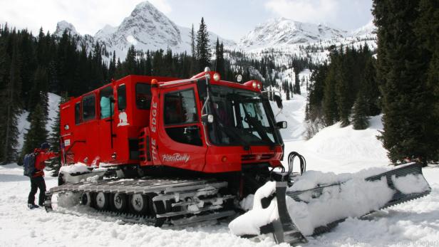 Die Raupe wird zur Katze: Mit der "snow cat" geht es die Piste hinauf