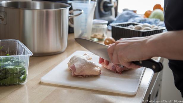 Bei der Zubereitung von Fleisch ist gründliche Küchenhygiene wichtig