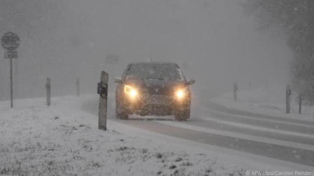 Bei Glätte verlängert sich selbst mit Winterreifen der Bremsweg erheblich