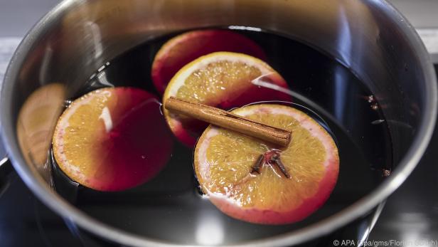 Zu stark sollte man Glühwein nicht erhitzen. Ab 78 Grad entweicht der Alkohol