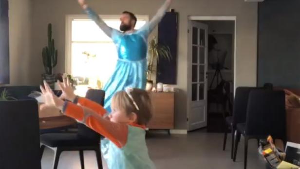 Dieses Vater-Sohn-Duo liebt "Frozen" und scheißt auf Geschlechterklischees