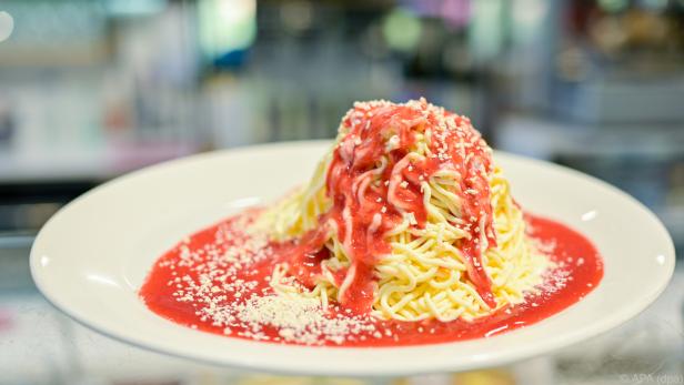 Vanille-Eis mit Erdbeersoße - daraus besteht Spaghetti-Eis