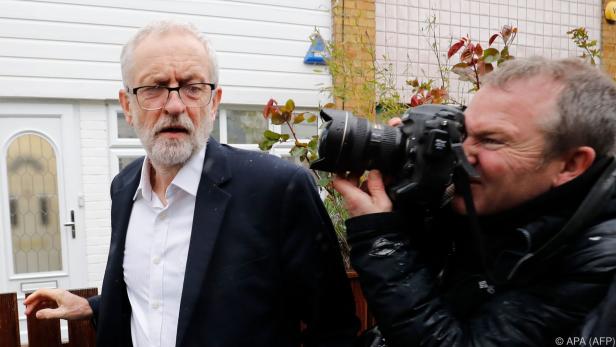 Jeremy Corbyn beim Verlassen seines Hauses von Journalisten umringt