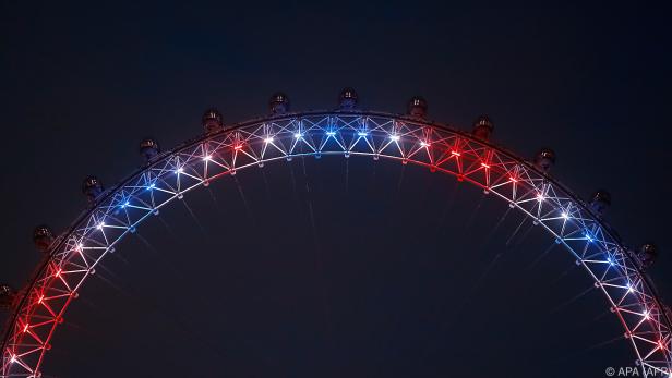 London Eye strahlt in den Farben rot, weiß und blau