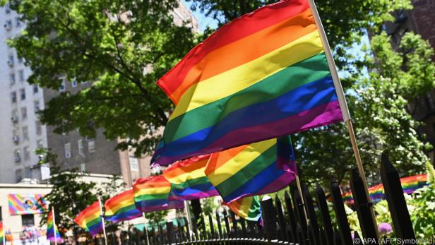 Gay-Pride-Fahnen als Ausdruck der Weltoffenheit