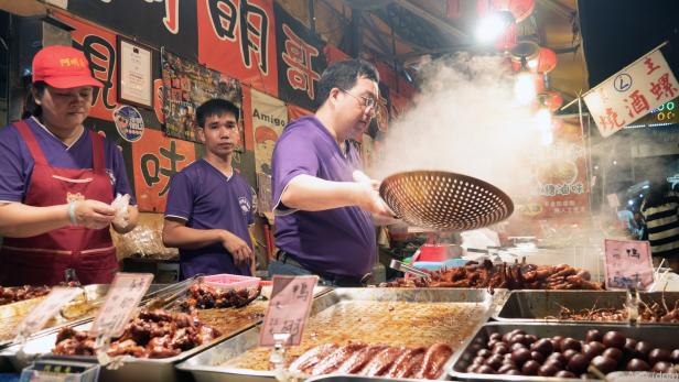 Zischen und Dampfen gehört auf dem Ruiteng Night Market dazu