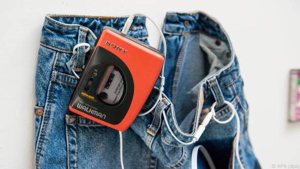 Ein Walkman von Sony hängt in einer Ausstellung an Jeans