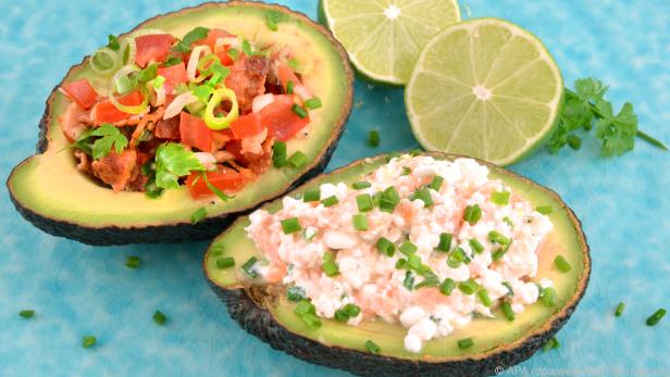 Tomaten-Salat mit Bacon und Frischkäse mit Räucherlachs füllen die Avocado