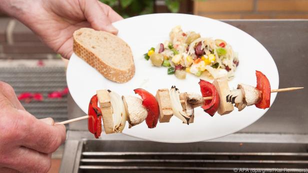 Holzspieße sollten vor dem Grillen für etwa zwei Stunden im Wasser liegen