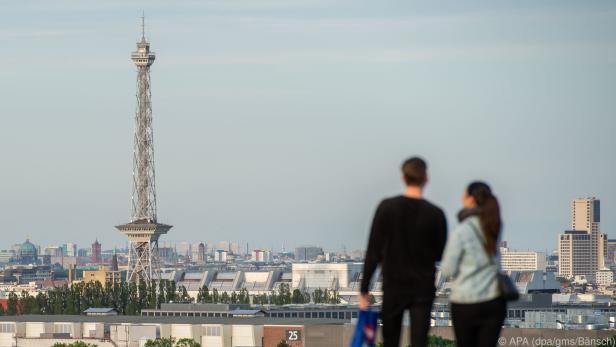 Touristen können den Funkturm bis 17. September nur von außen bewundern