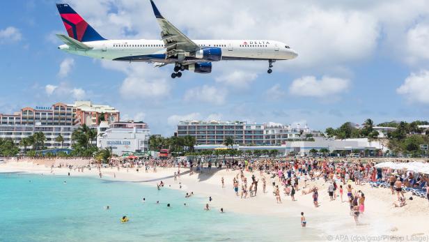 Maho Beach auf St. Martin - Flugreisen tragen zum Klimawandel bei