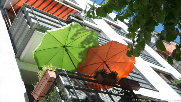 Sonnenschirme sorgen an heißen Tagen für Schatten und etwas Abkühlung