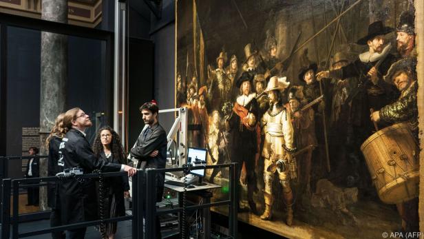 Rembrandts berühmtes Gemälde wird vor den Augen des Publikums restauriert