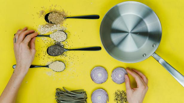 Der Großteil der Österreicherinnen und Österreicher hält Kochen für sehr wichtig