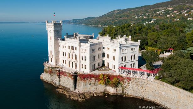 Schloss Miramare bei Triest steht direkt am Wasser