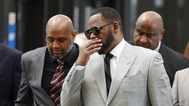 Sänger R. Kelly erscheint zu einer Verhörung aufgrund neuer Verdachte