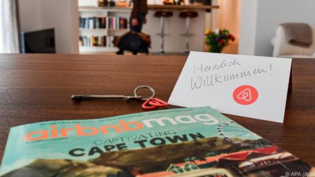 Begrüßung mit Schlüssel, Magazin und Willkommen-Karte in einer Airbnb-Wohnung