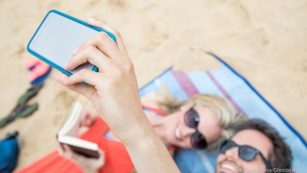 Beim Selfie am Sandstrand steckt das Smartphone besser in einer Schutzhülle