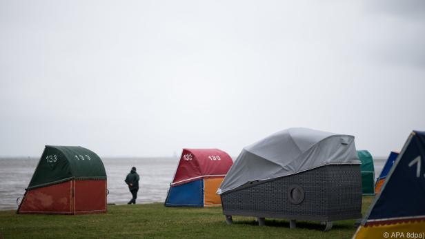 Ein Schlafstrandkorb steht zwischen gewöhnlichen Strandkörben