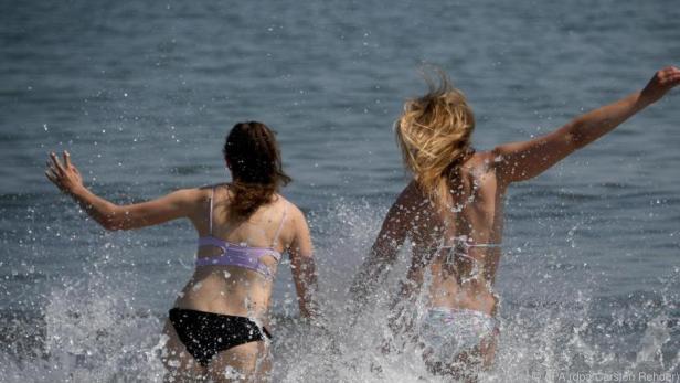 Wer im Meer badet, sollte auch vorher die Haare abduschen