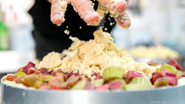 Statt Butter, Mehl und Ei eignet sich für Streusel auch geröstetes Weißbrot