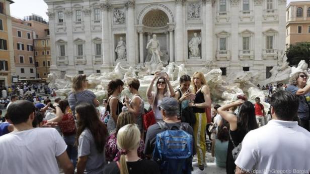 Lieber nicht hineinspringen: Touristen vor dem Trevi-Brunnen in Rom