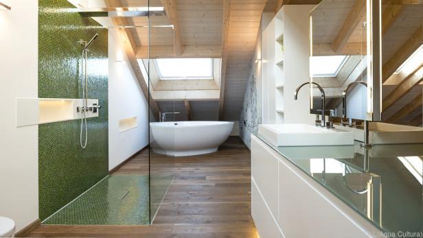 Frei stehende Badewannen liegen im Trend - sogar in kleineren Badezimmern