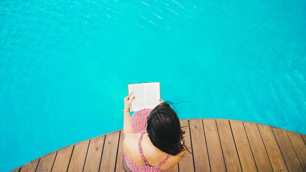 5 Bücher, die ihr entspannt im Schwimmbad lesen könnt