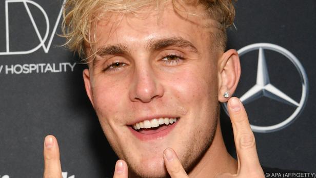 Jake Paul trug weißen Anzug und Hut