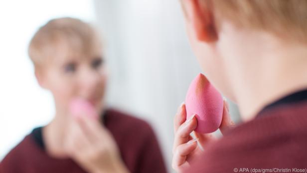 Ist das Make-up-Schwämmchen leicht feucht, gibt es weniger Grundierung ab