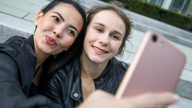 Selfie mit der besten Freundin: Das passt perfekt auf Instagram
