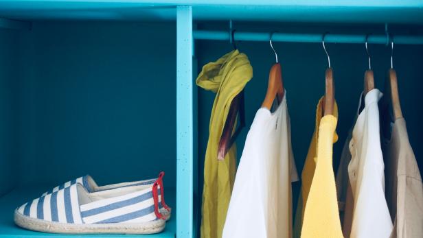 So bringt man Ordnung in den Kleiderschrank