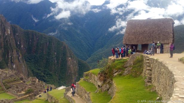 Treppen gegenüber von Machu Picchu dienen Touristen als Fotospot