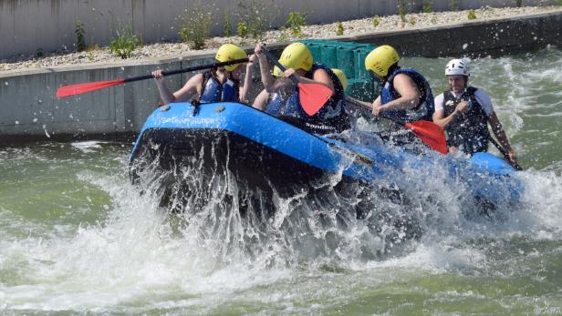 Raftingboot im Wildwasserkanal auf der Wiener Donauinsel