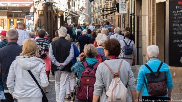 In manchen Orten sind die Gassen der Altstädte voll mit Menschen