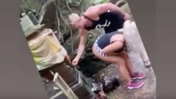 Eine Influencerin hat sich auf Bali mit Weihwasser den Hintern gewaschen