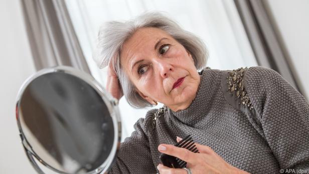 Färben oder nicht färben: Bei grauen Haaren scheiden sich die Geister